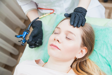 Obraz na płótnie Canvas Beautician cosmetologist applying permanent makeup