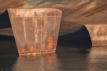 Ahming Tiefgangskala auf Schiffsruder im Hafenbecken