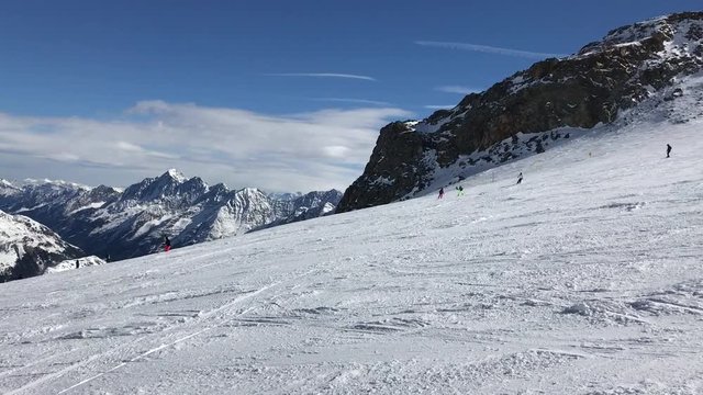 Skifahrer fahren auf der Skipiste im Skigebiet Stubaier Gletscher im Tirol, Österreich