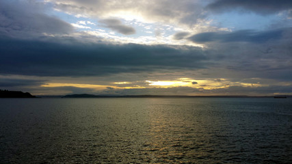 Obraz premium Sunset through clouds