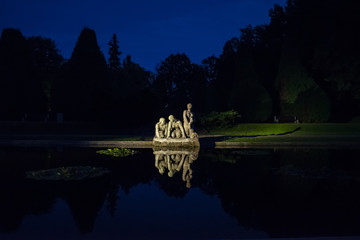 trzy praczki nocą w białostockim parku