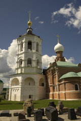 Fototapeta na wymiar Николо-Пешношский монастырь в Московской области.
