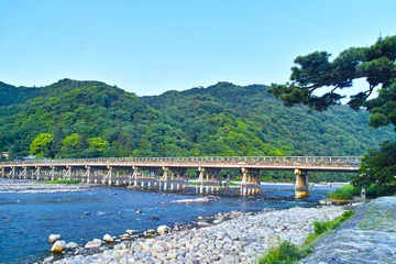 Foto auf Acrylglas Kyoto Arashiyama Togetsu-Brücke über den Katsura-Fluss am frühen Morgen © 7maru