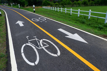 Obraz premium Bicycle signs on the bicycle way.