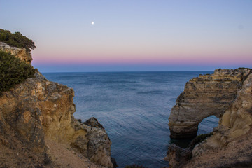 Fototapeta na wymiar The early evening ocean with rocks 