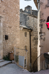 Via nel centro storico di Moustiers Sainte-Marie in Provenza, Francia