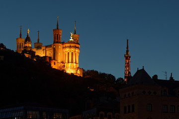 Naklejka premium Heure bleue sur la Basilique de Fourvière