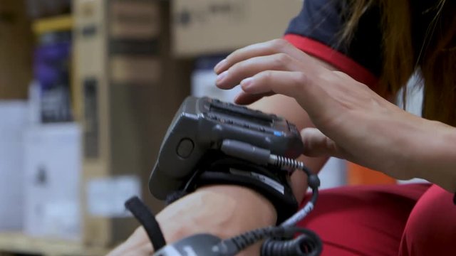 OPERATOR SCANNING A CODE OF BARS AND GRABANDOLO IN HIS READER PDA IN THE PREPARATION OF A LOGISTIC ORDER