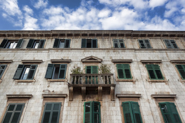 Fototapeta na wymiar Old building with balcony