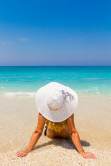 Fototapeta na wymiar Summer vacation woman on the beach