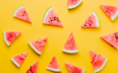 Above view at watermelon cut parts © Masson