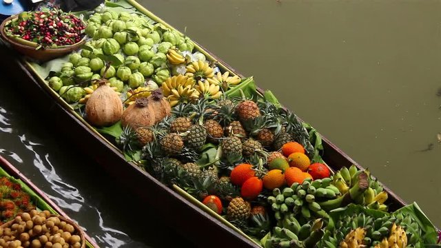 Damnoen saduak floating market is famous in Thailand and sights and sale of vegetables, fruits and desserts.