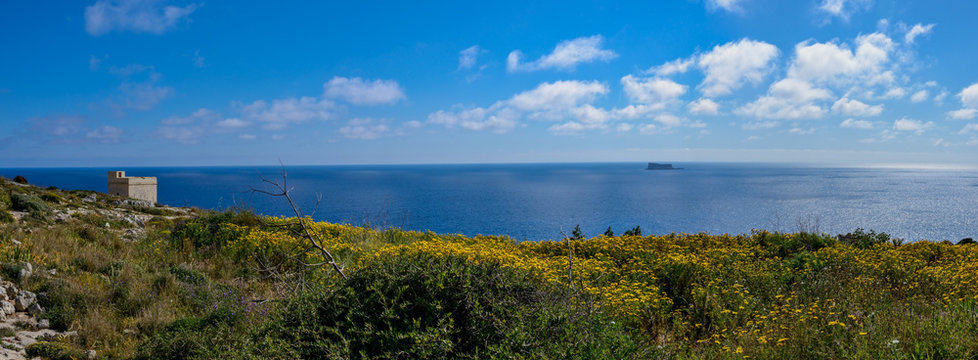 Maltesische K&uuml;stenlandschaft mit Hamrija-Tower und der Insel Fifla