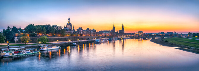 Dresden Panorama bei Sonnenuntergang, Sachsen, Deutschland © eyetronic