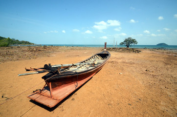 Pirogue sur une plage de Thaïlande