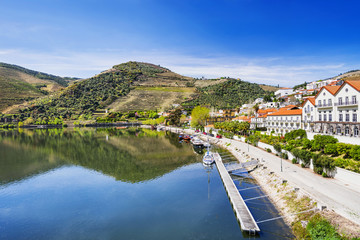 Pinhao town with Douro river and vineyards in Douro valley, Portugal - obrazy, fototapety, plakaty