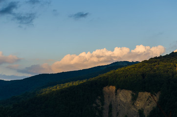 Obraz premium Ukrainian carpathian mountains landscape during the sunset