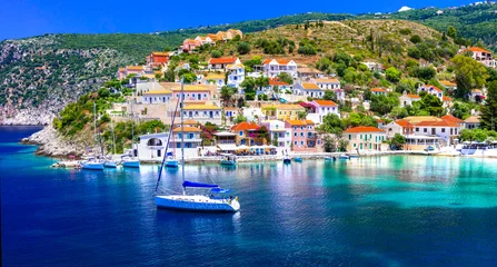 Gordijnen Geweldige serie Griekenland - prachtig kleurrijk dorp Assos in Kefalonia © Freesurf