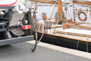 Ein Segelschiff wird im Hafen mit Diesel betankt