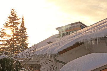 Hausdach im Winter bei Abendrot