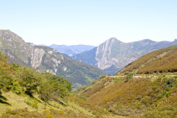 Fototapeta na wymiar car in the middle of the mountain in Asturias, Spain