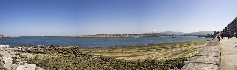 Paisaje marítimo en la costa de Hondarribia en Guipuzcoa,   España, en la primavera de 2017