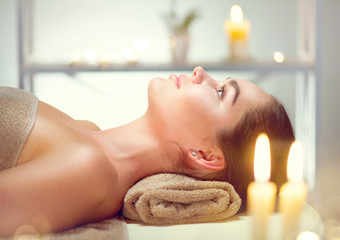 Obraz na płótnie Canvas Spa. Beauty brunette woman relaxing in spa salon