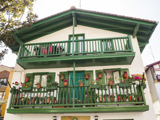 Paisaje urbano de Hondarribia en Guipuzcoa, con casas de colores típicas en España, en la...