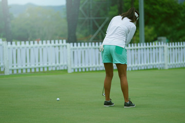 Obraz premium Woman golf is a sport requiring heat tolerance.