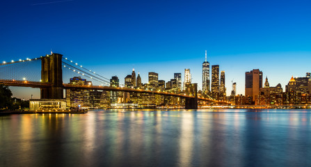 Fototapeta na wymiar Evening view of Downtown Manhattan with Brooklyn Bridge from Brooklyn Dumbo area