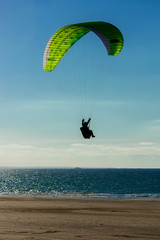 Parapentiste sur la plage