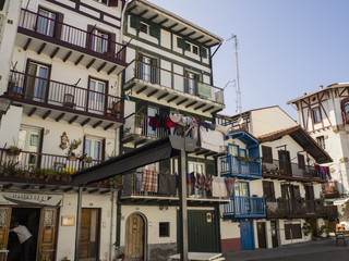 Paisaje urbano de Hondarribia en Guipuzcoa, con casas de colores típicas en España, en la primavera de 2017