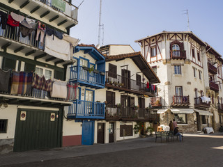 Paisaje urbano de Hondarribia en Guipuzcoa, con casas de colores típicas en España, en la primavera de 2017