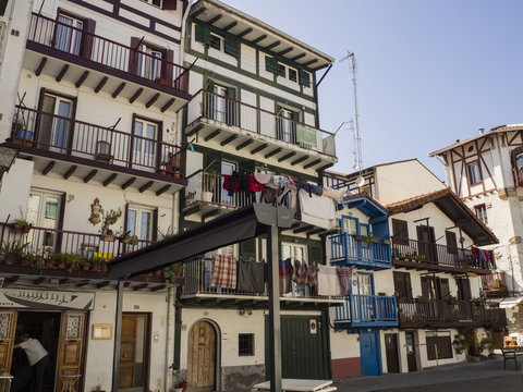 Paisaje urbano de Hondarribia en Guipuzcoa, con casas de colores típicas en España, en la primavera de 2017