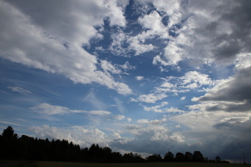 Landschaft und Himmel