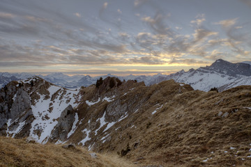 Dramatischer Sonnenuntergang in den Schweizer Alpen - 164395994