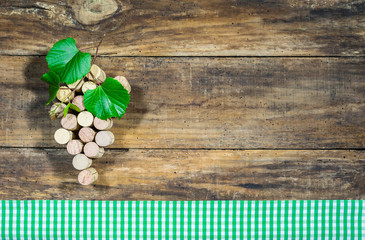 Wein Trauben Beeren Korken Dekoration auf Holz Hintergrund