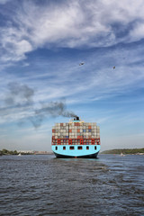 blaues Containerschiff auf Elbe
