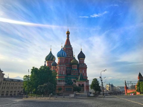 Enjoying Moscow with the impressive and massive cathedral called "Basile-le-Bienheureux" in the Red Square :).