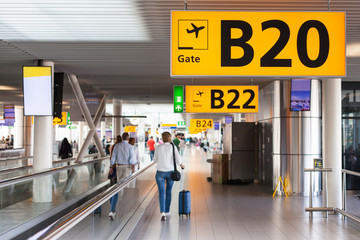 Flughafen Terminal mit Reisenden und Gate Anzeige