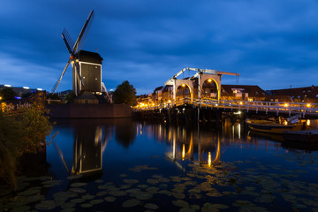 leiden at night