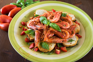 Bruschette con gamberi, pomodoro e basilico
