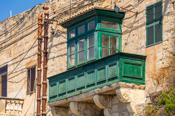 Fototapeta na wymiar Fenster und Balkone in Valletta