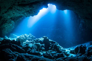 Papier Peint photo Lavable Blue nuit Lumière du soleil dans la grotte sous-marine