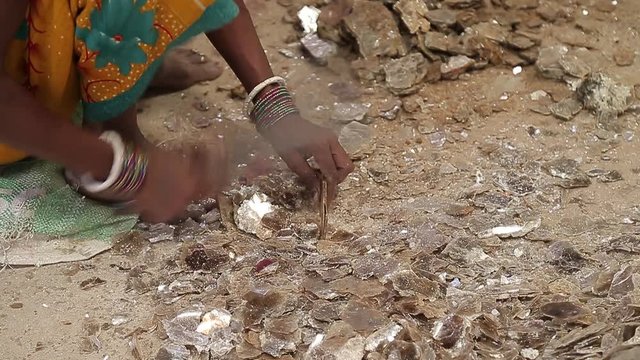 Slavery in Asia. Unskilled workers. Mining of mica. India.