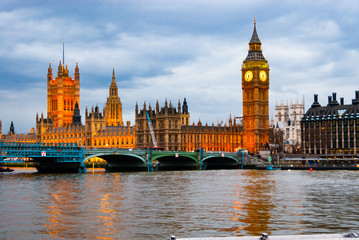 Fototapeta na wymiar Big Ben and houses of Parliament from Embankment