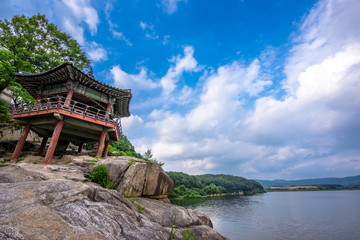 Obraz premium South Korea, Yeoju City. Scenery of Kangweolheon and Han river of Silleuksa Temple.