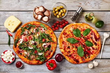 Poster Pizzeria Pizzas en tranches appétissantes, fond en bois.