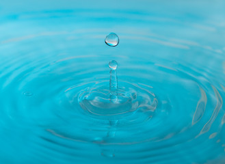 Fototapeta na wymiar rain drop on a blue background