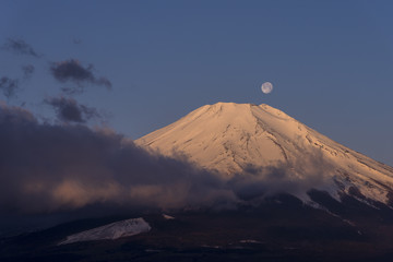 山中湖より満月の富士山